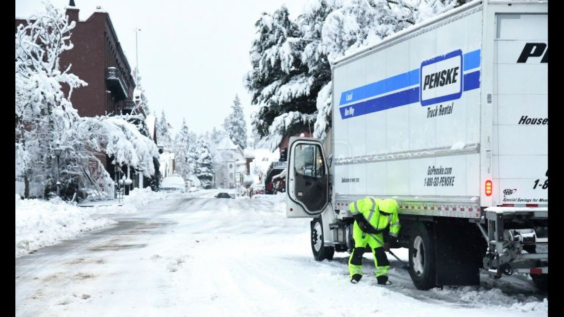 Tormenta golpea con fuerza y deja récord de nieve en el norte de California