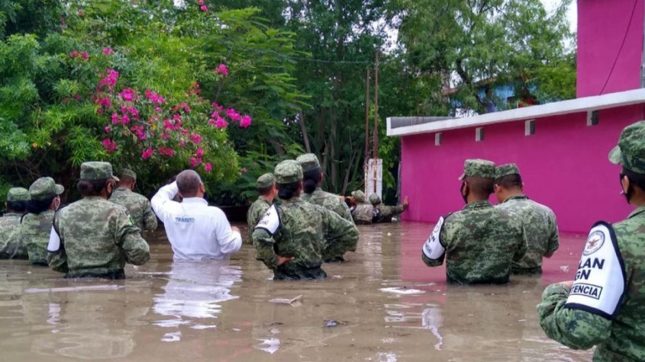 Auxilian Agentes de Tránsito a damnificados 