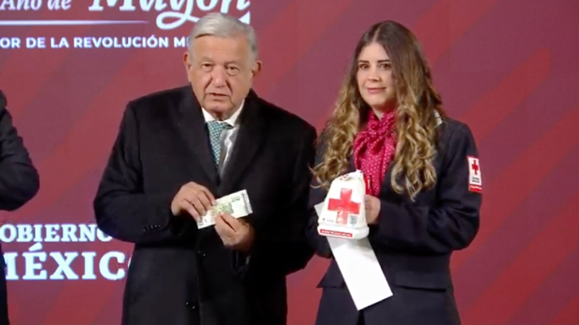 AMLO da banderazo oficial de la Colecta Nacional de Cruz Roja 