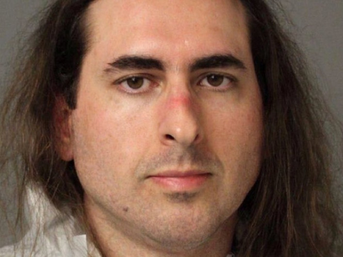 Presentan cargos contra sospechoso de tiroteo en diario de EU