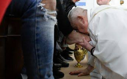El papa Francisco lava los pies de jóvenes presos