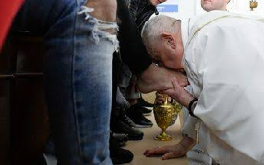 El papa Francisco lava los pies de jóvenes presos