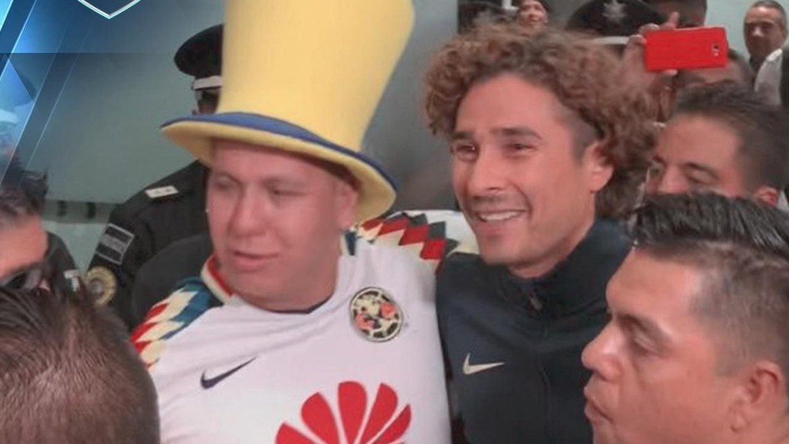 Así recibieron a Guillermo Ochoa en el aeropuerto de la Ciudad de México