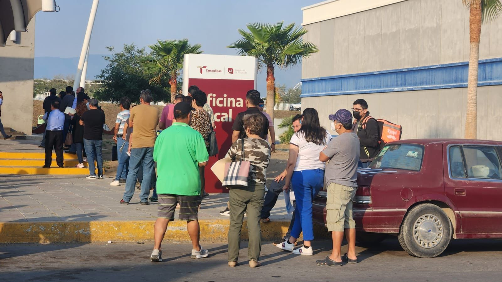 En último día de descuentos, abarrotada oficina Fiscal