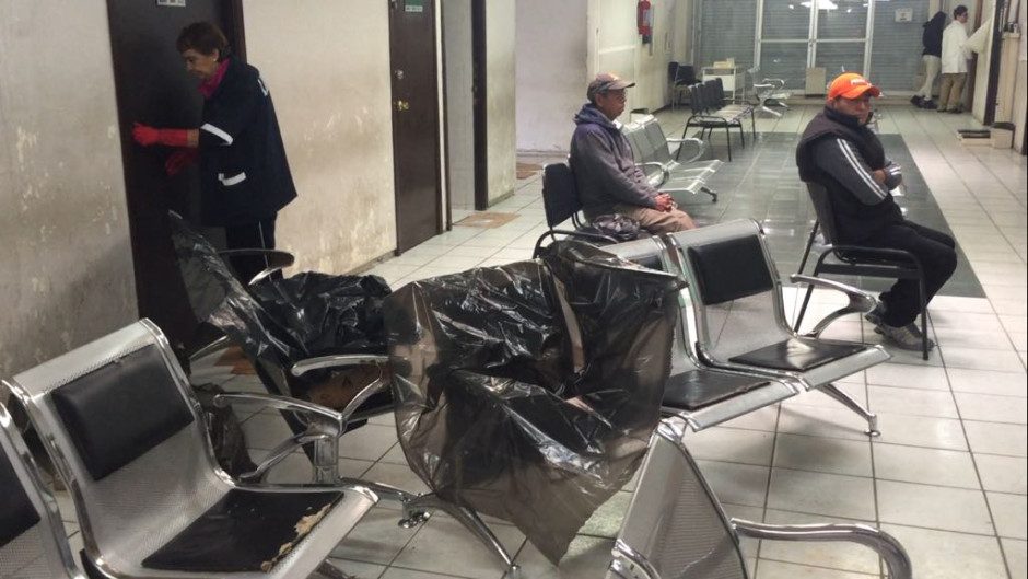 Perciben mobiliario destruido dentro del centro de salud