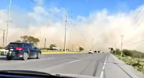 Bomberos trabajan en incendio de pastizal