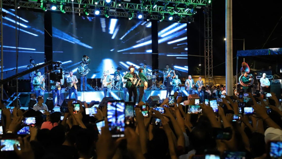 17 mil personas dan el Grito de Independencia con Maki Ortiz