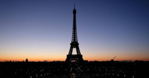 Torre Eiffel apaga su iluminación por víctimas de atentado de Pittsburg