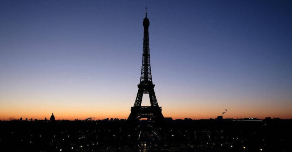 Torre Eiffel apaga su iluminación por víctimas de atentado de Pittsburg