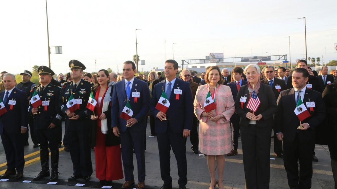 Abrazo de hermanad en el puente internacional Juárez-Lincoln