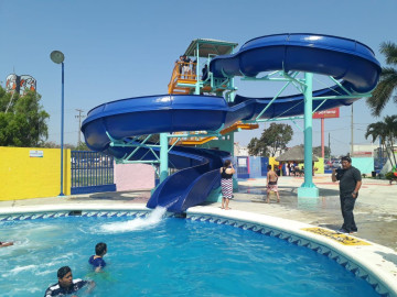 Albercas públicas registran gran afluencia de visitantes 