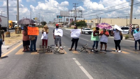 Vecinos bloquean carretera a Monterrey; Exigen mejora en el drenaje y agua potable 