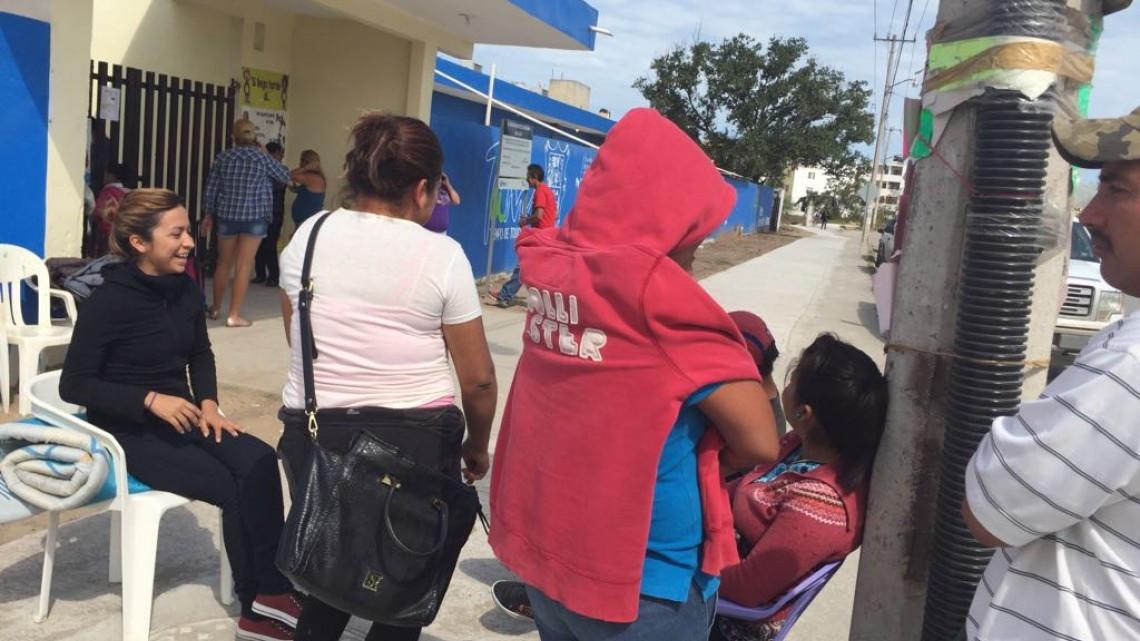 Padres de familia hacen fila para inscribir a sus hijos