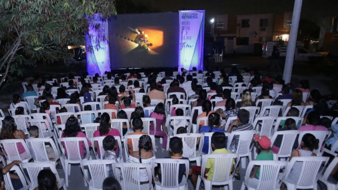 Fomentan convivencia con "Cine en tu Colonia"