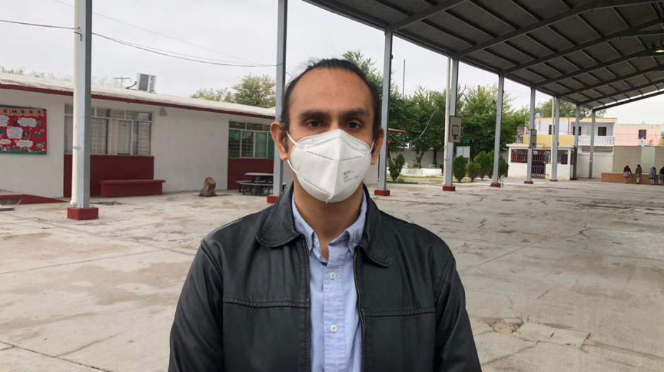 Por seguridad toman clases en el patio