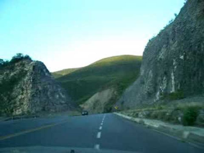 Choca tractocamión con talud de la sierra en la Rumbo Nuevo