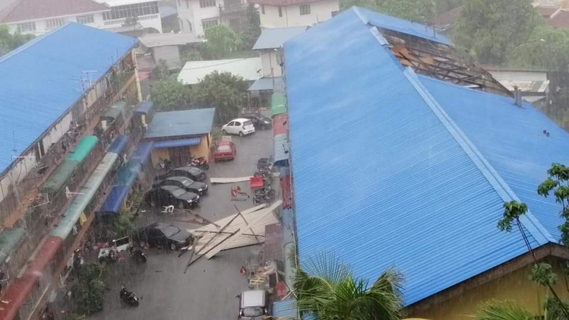 Graban sorprendente tromba en Malasia