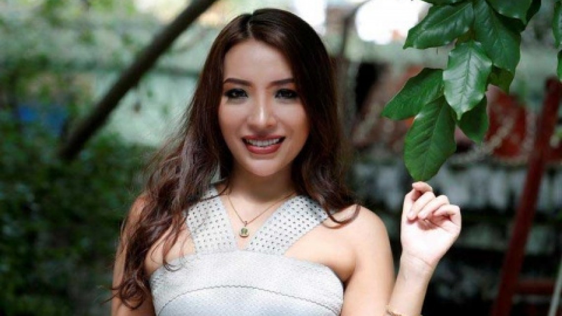 Por ser modelo, le retiran su licencia de médico