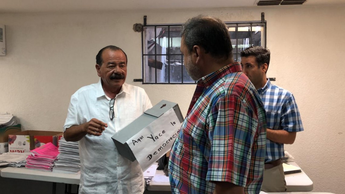 Protesta Carlos Eliud en el Consejo Distrital 12