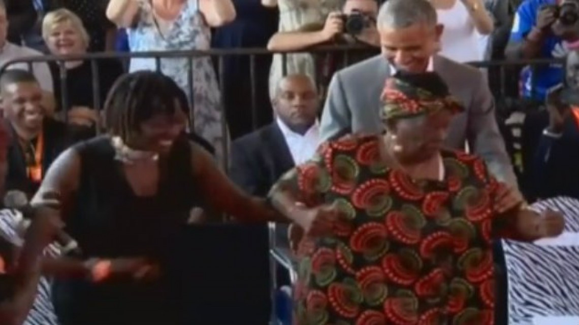 Barack Obama regresa a Kenia y baila con su abuela