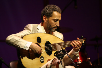  Nombra la Unesco al músico iraquí Naseer Shamma artista por la paz