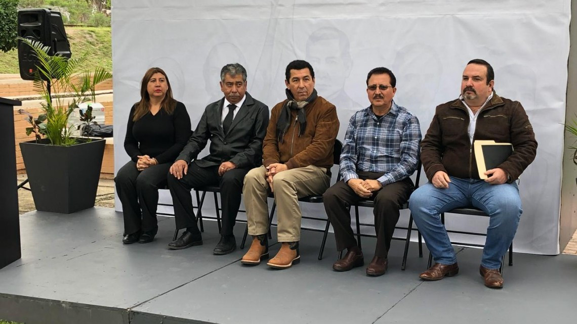 Entregan moto aspersoras a productores del campo