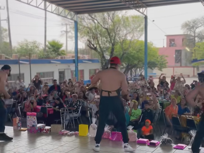 Con strippers bailando, primaria celebra día de las madres en Reynosa 