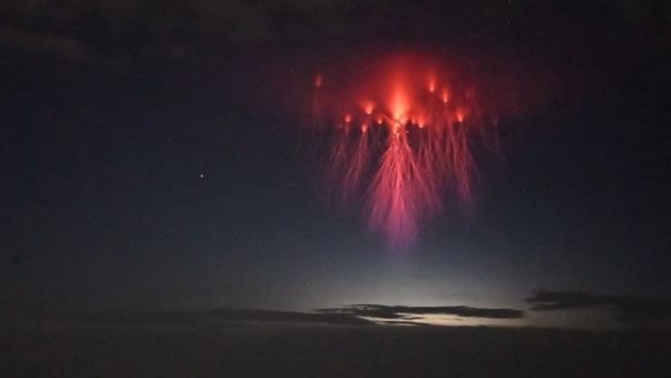 ¿Una medusa roja en el cielo?