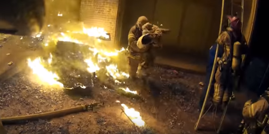 Bomberos salvan a pequeños de incendio