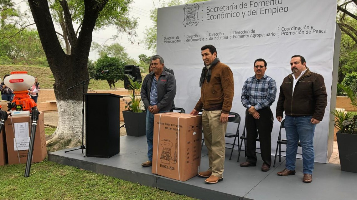 Entregan moto aspersoras a productores del campo