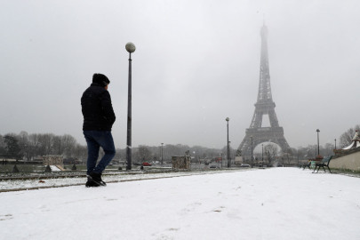 Cierran la Torre Eiffel por fuerte nevada 
