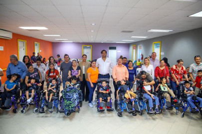 Recibieron niños con parálisis cerebral 14 Sillas Especiales PCI