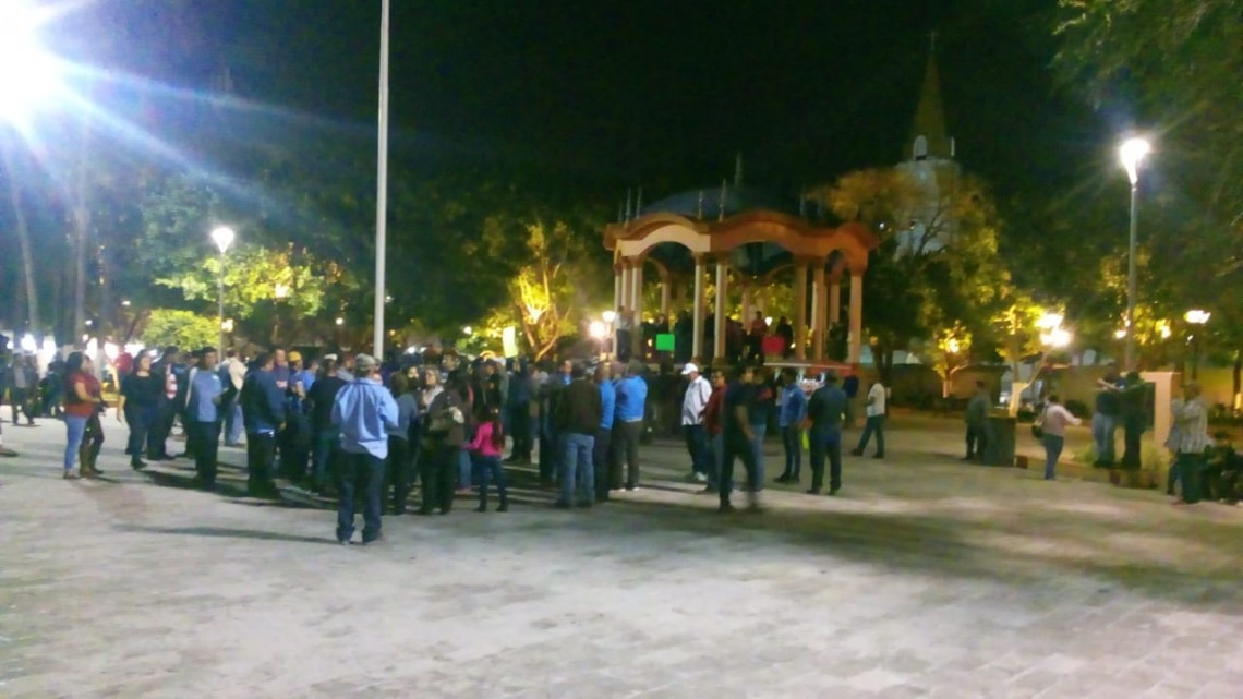 Ahora fueron empleados de la JAD quienes se manifestaron en la plaza