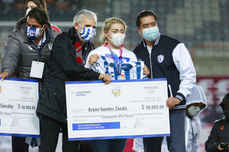 Denuncia Aremi Fuentes que cheque entregado por Bonilla sólo fue para la foto