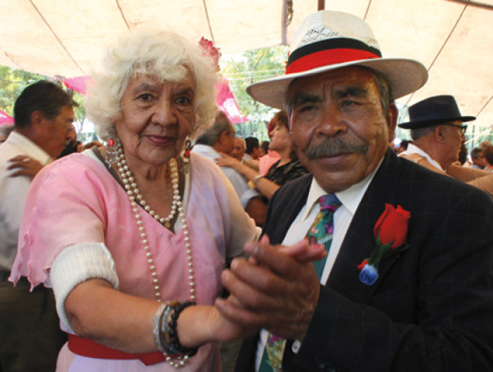 Festejan con música en vivo a abuelitos de Casa Club del Adulto Activo