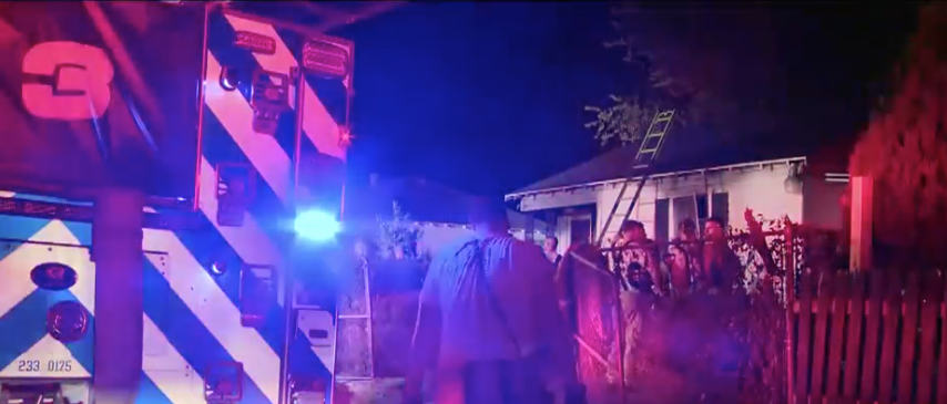 Mujer de la tercera edad es rescatada de su casa en llamas en Fort Worth