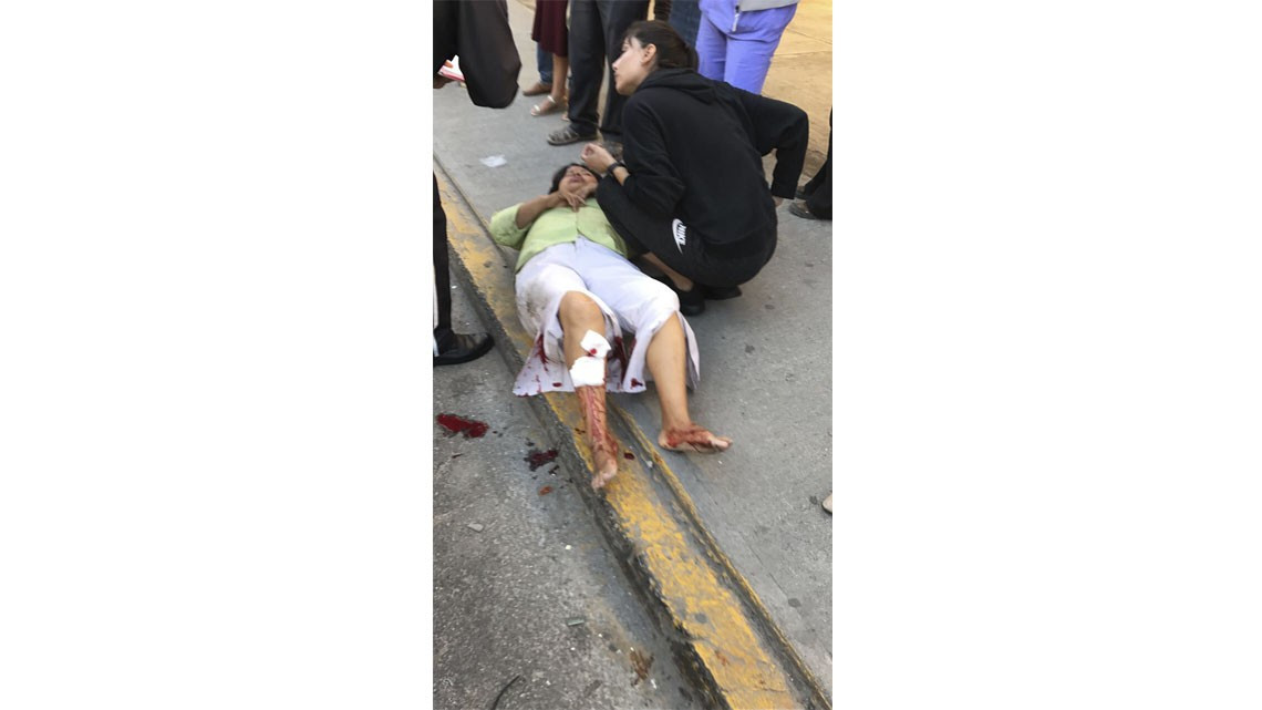 Microbús se queda sin frenos causando aparatoso accidente 