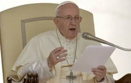 Papa dona en beneficencia moto Vespa única edición