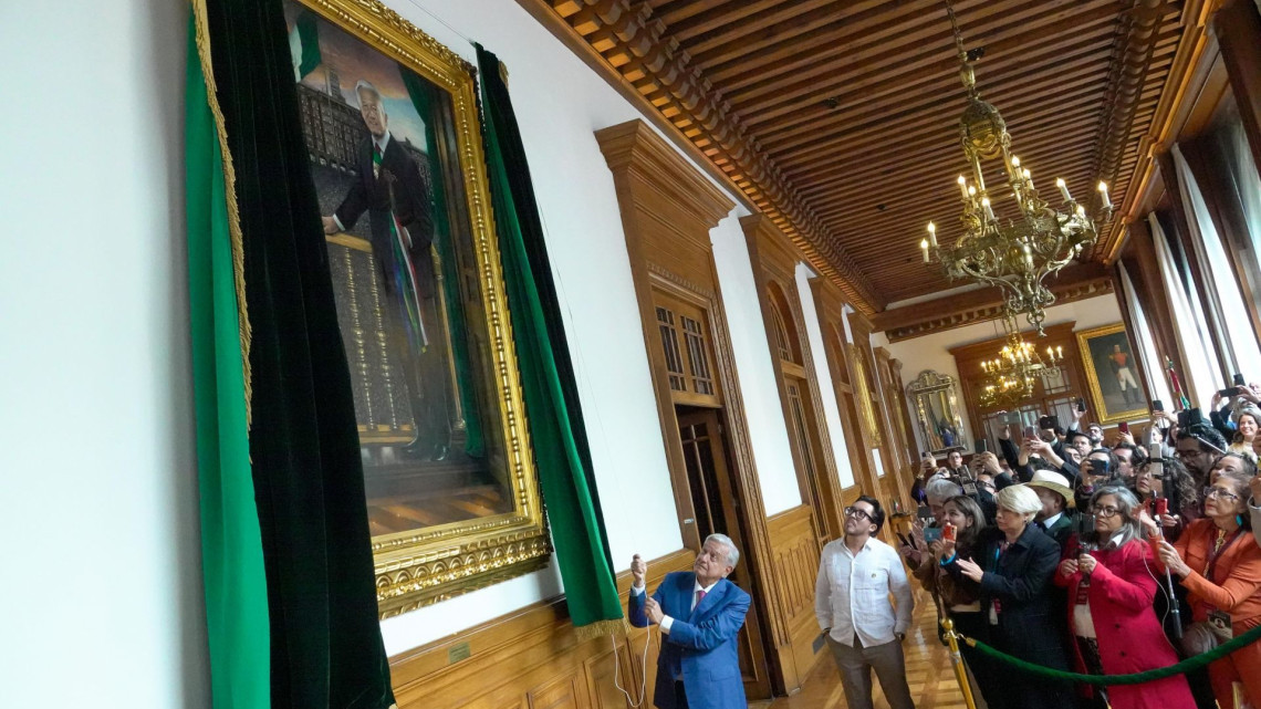 Devela AMLO su retrato oficial como presidente; estará en Palacio Nacional