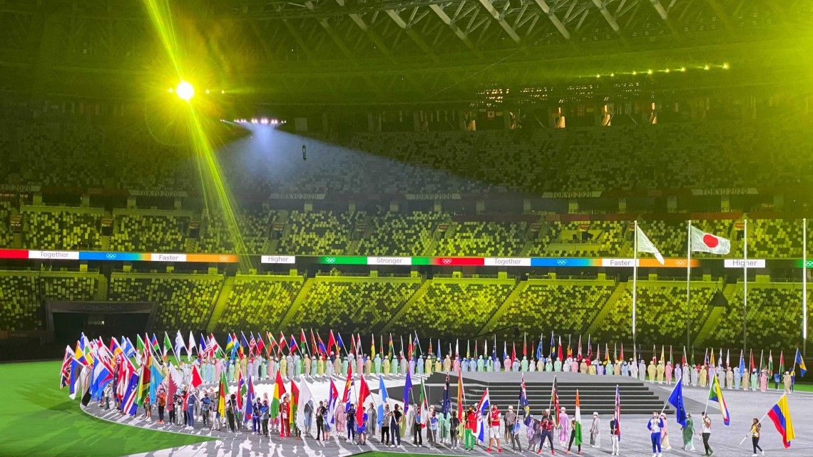 Se apaga la llama olímpica en Tokio; pasan estafeta a París 