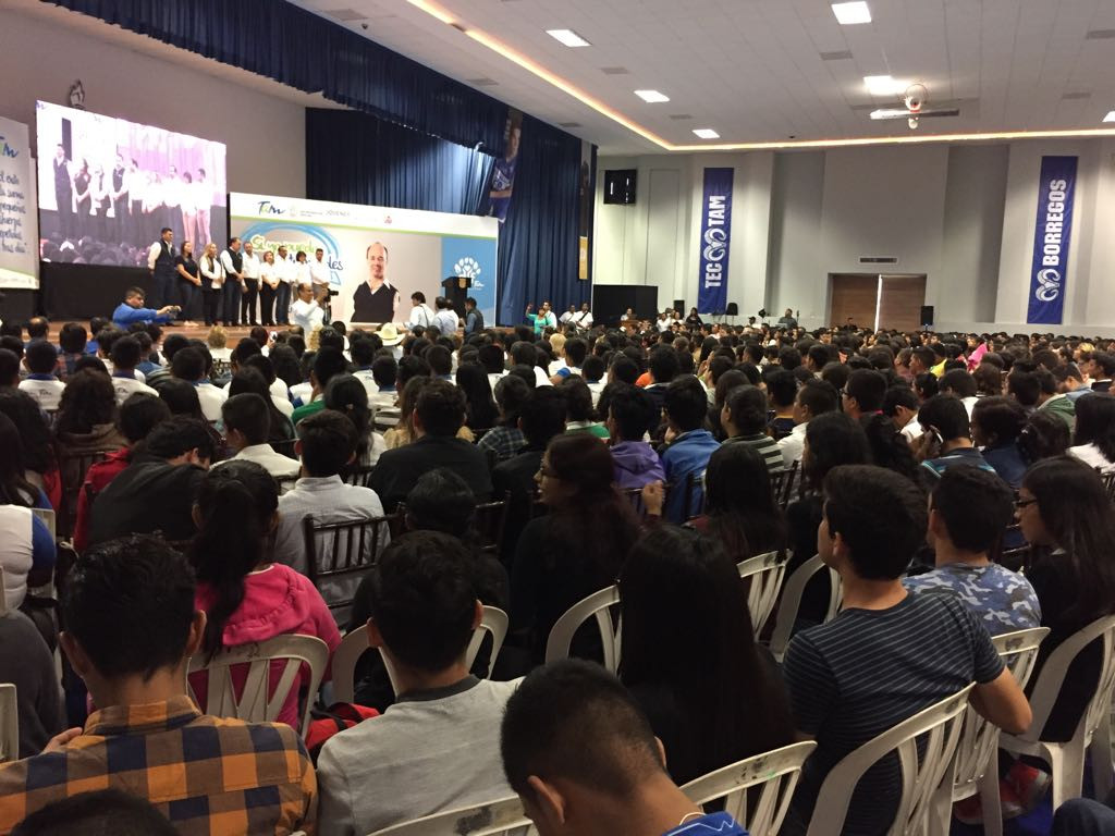 Con experiencias de vida, se busca cambiar la mentalidad positiva a jóvenes