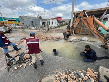 Controla COMAPA Reynosa fuga de agua potable en el sector Oriente 