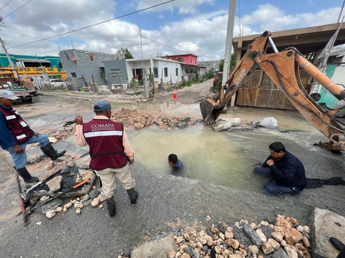 Controla COMAPA Reynosa fuga de agua potable en el sector Oriente 