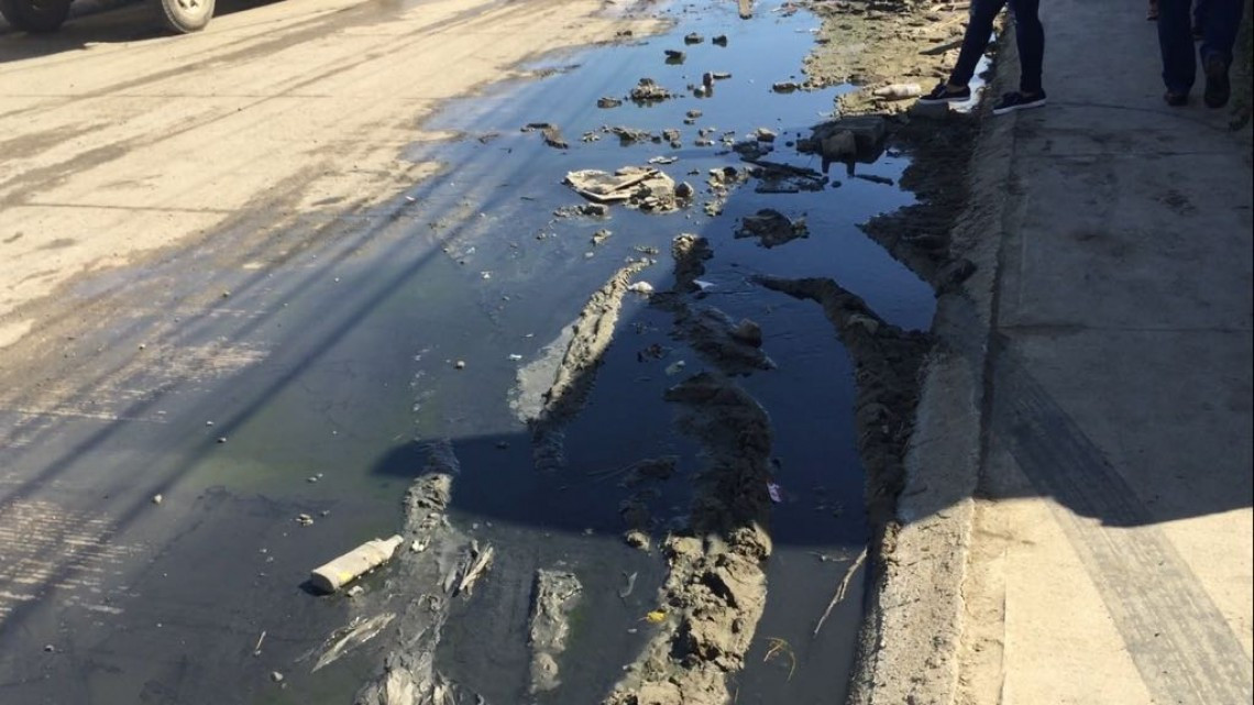 Exigen colonos solución a problema de aguas negras