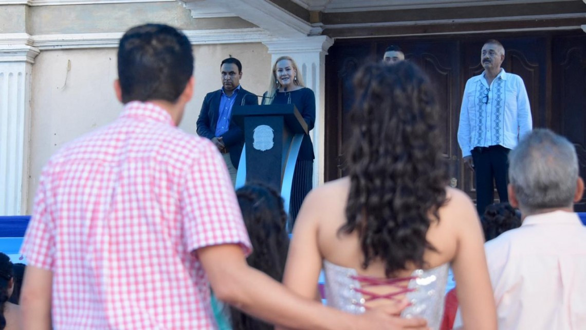 Festeja Alma Laura Amparán a quinceañeras en el sector Miramar