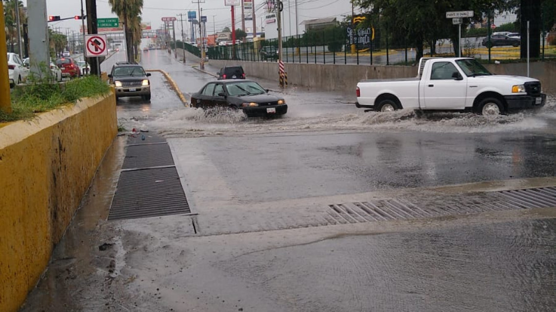 Por lluvias cierran vialidades y pasos y desnivel