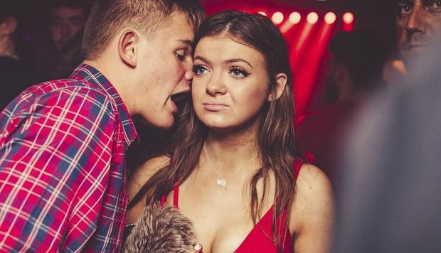 Le toman foto e internet la convierte en meme