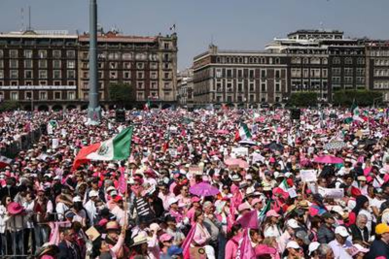 Taddei pide a ‘marea rosa’ no usar colores del INE