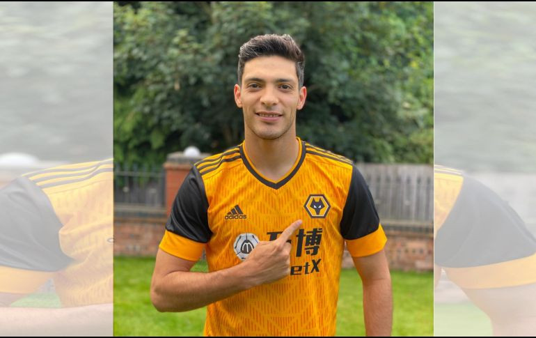  Raúl Jiménez presenta el nuevo jersey de Wolverhampton