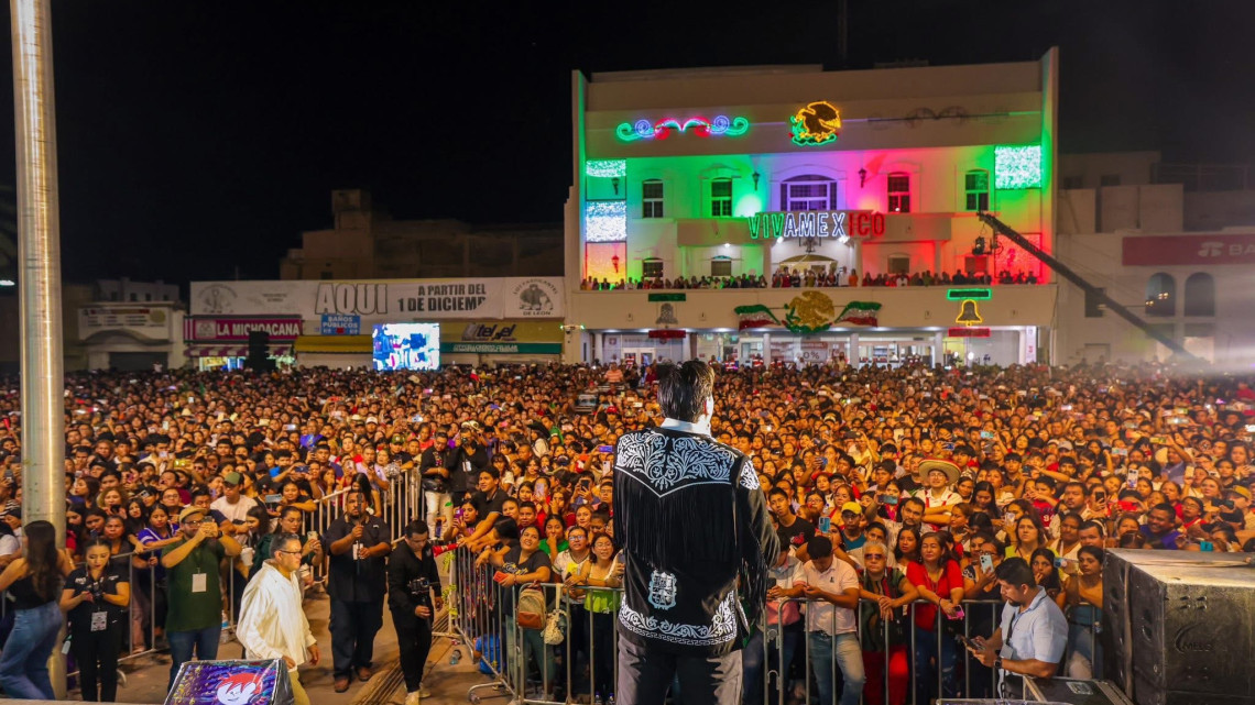 Alcalde Carlos Peña Ortiz da el tradicional Grito de Independencia